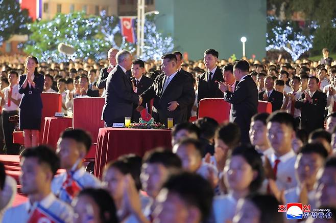지난 14일 평양 개선문광장에서 김정은 국무위원장이 참석한 가운데 조국해방 80주년 경축공연이 열렸다. /사진=조선중앙통신 연합뉴스