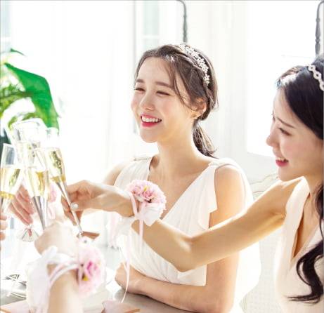 브라이덜 샤워를 즐기는 예비신부와 친구.  게티이미지뱅크