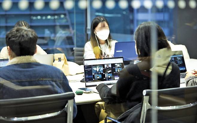 K-디지털 트레이닝(KDT) 과정 수강생들이 수업을 듣고 있다.  한경DB