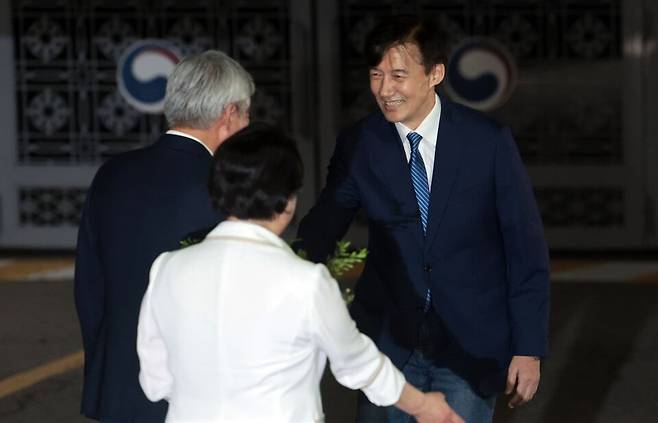 이재명 정부 첫 특별사면·복권 대상에 오른 조국 전 조국혁신당 대표가 15일 새벽 구로구 서울남부구치소를 나와 김선민 조국혁신당 대표와 인사를 나누고 있다(연합뉴스)
