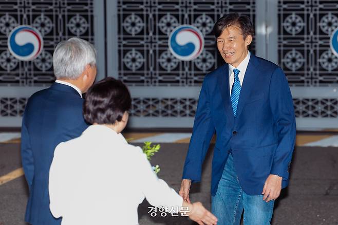 광복절 특별사면으로 사면·복권된 조국 전 조국혁신당 대표가 15일 새벽 서울 구로구 남부교도소를 나오고 있다. 이준헌 기자