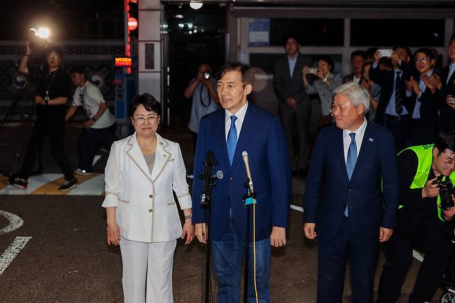 김선민 조국혁신당 대표 직무대행(맨 왼쪽)이 15일 광복절 특별사면으로 서울 구로구 남부교도소에서 출소한 조국 전 대표를 맞이하고 있다. 이준헌 기자