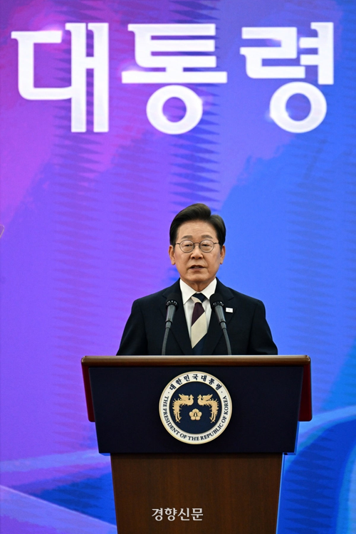 이재명 대통령이 4일 국회 로텐더홀에서 취임 선서를 마친 뒤 연설하고 있다. 박민규 선임기자