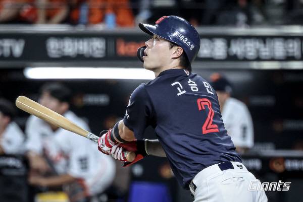 지난 14일 대전 한화생명볼파크에서 열린 한화와 3연전 마지막 경기에서 롯데 고승민이 공을 받아친 뒤 타구를 응시하고 있다. 롯데 자이언츠 제공