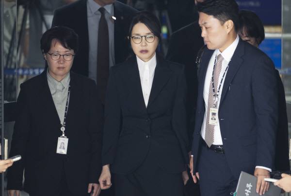 윤석열 전 대통령 부인 김건희 여사가 12일 구속 전 피의자 심문(영장실질심사)을 마친 뒤 서울 서초구 서울중앙지법을 나서고 있다. 연합뉴스