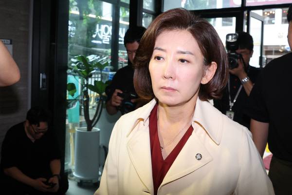국민의힘 나경원 의원이 13일 김건희특검이 압수수색 중인 여의도 국민의힘 당사로 들어가고 있다. 연합뉴스