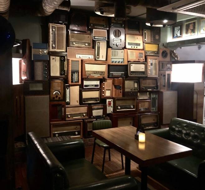 Inside Muse On, an LP bar in Garosu-gil, Gangnam-gu, Seoul (Muse On)