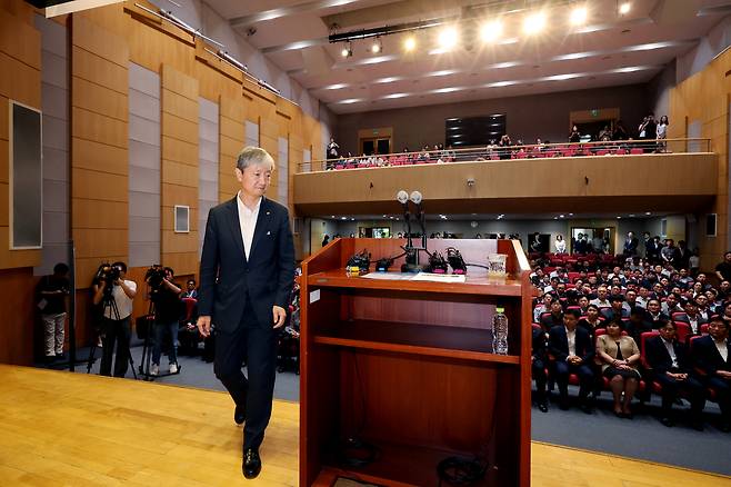 New Financial Supervisory Service Gov. Lee Chan-jin walks to the podium to deliver his inaugural address during the inauguration ceremony at the FSS headquarters in Yeouido, western Seoul, on Aug. 14. [YONHAP]