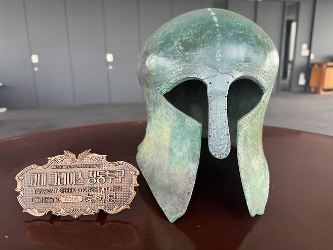 A replica of marathoner Son Kee-chung’s bronze helmet is kept by his eldest son, Son Jeong-in, at his home. Although it is the 58th copy, Son preserves it with care alongside a Taegeukgi, or Korean national flag, at his entrance. The original is housed at the National Museum of Korea. [KIM HYUN-YE]