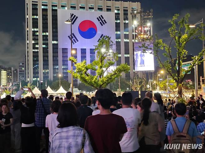 광복 80주년인 15일 저녁 서울 광화문광장에서 열린 제21대 대통령 국민임명식 ‘광복 80주년, 국민주권으로 미래를 세우다’ 행사장이 인파로 붐비고 있다. 전재훈 기자