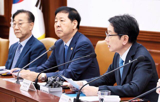 정부가 서울에 집 한 채를 가진 사람이 지방에 추가로 주택을 사더라도 1주택자로 간주하는 ‘세컨드홈’ 제도의 특례 대상을 ‘인구감소지역’에서 ‘비수도권 인구감소관심지역’으로 확대한다. 사진은 김경수(오른쪽) 지방시대위원장과 구윤철 부총리 겸 기획재정부 장관이 14일 정부서울청사에서 열린 경제관계장관회의에서 이를 발표하는 모습. 연합뉴스