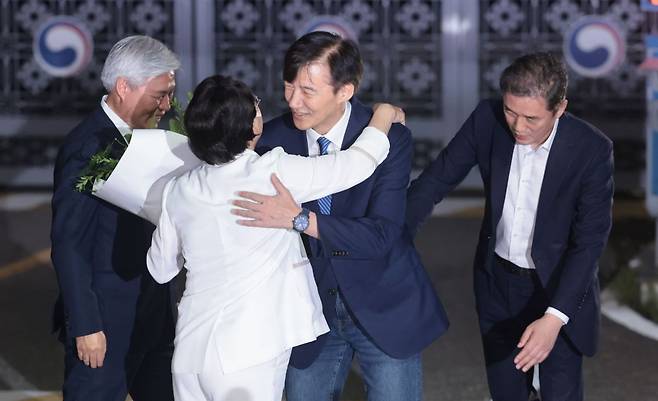 조국 전 조국혁신당 대표가 15일 광복절 특별사면·복권 조치로 출소하며 서울 구로구 남부교도소를 나서고 있다. 연합뉴스