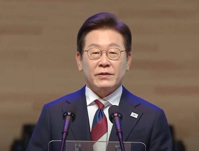 이재명 대통령이 15일 서울 종로구 세종문화회관에서 열린 광복절 경축식에서 경축사를 하고 있다. 이재명 대통령 유튜브 화면 캡처