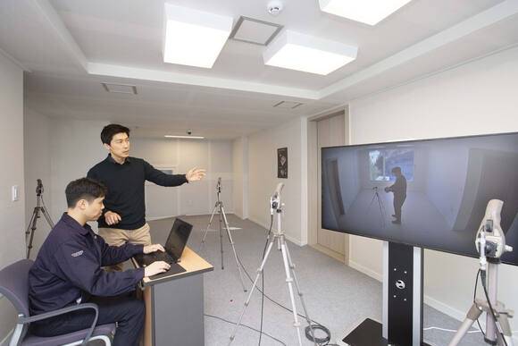 ‘H 사일런트 랩’에서 층간소음을 측정하고 있다. 현대건설 제공