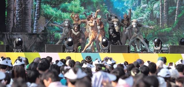 복합 문화 페어 ‘2024 파주페어 북앤컬처’에서 가족 뮤지컬 ‘정글북’ 팀이 공연을 펼치고 있다. 파주출판도시 제공