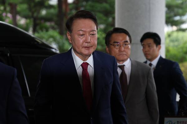 ▲윤석열 전 대통령이 지난달 5일 내란 특검의 2차 조사를 받기 위해 조은석 특별검사팀 사무실이 있는 서울 서초구 서울고검에 출석하고 있다. ⓒ연합뉴스