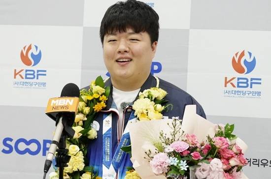 인천공항에서 취재진과 기자회견하고 있는 청두월드게임 금메달리스트 조명우. (사진=대한당구연맹)