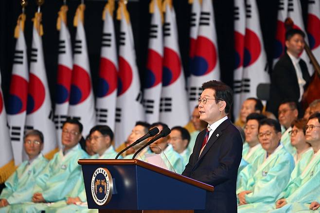 이재명 대통령이 15일 서울 세종문화회관에서 열린 제80주년 광복절 경축식에서 경축사를 하고 있다. 독립유공자 후손 등으로 구성된 국민대표 80인이 민트색 두루마기를 입고 이 대통령의 경축사를 경청하고 있다. 김호영 기자