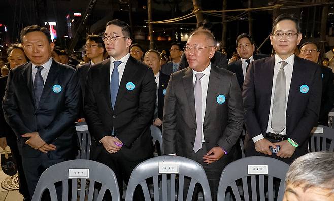 15일 저녁 서울 세종대로 광화문광장에서 열린 제21대 대통령 국민임명식에 이재용 삼성전자 회장, 정의선 현대자동차그룹 회장, 구광모 LG그룹 회장, 신동빈 롯데그룹 회장(앞줄 오른쪽부터) 등이 참석했다.  김호영 기자