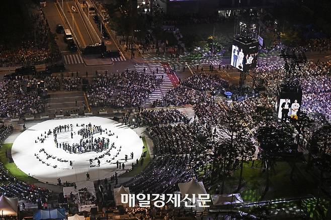 이재명 대통령이 광복 80주년인 15일 서울 종로구 광화문 광장에서 열린 제21대 대통령 국민임명식 ‘광복 80년, 국민주권으로 미래를 세우다’에서 국민임명장을 전달받고 있다. 2025.08.15[이충우기자]