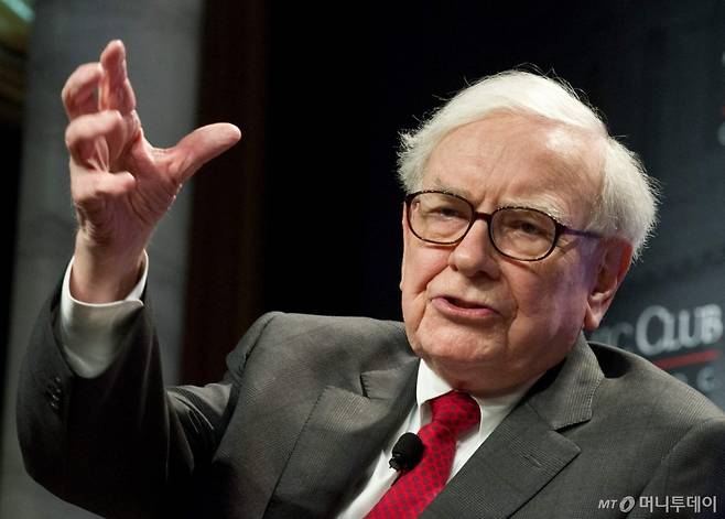 워런 버핏 버크셔 해서웨이 회장이 2012년 6월5일 미국 워싱턴DC에서 열린 데이비드 루벤스타인 이코노믹 클럽 회장과의 대화에서 발언을 하고 있다. /워싱턴 AFP=뉴스1