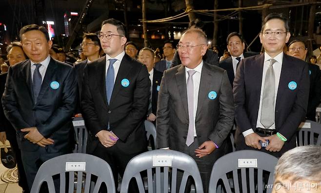 [서울=뉴시스] 고범준 기자 = 신동빈(왼쪽부터) 롯데그룹 회장, 구광모 LG그룹 회장, 정의선 현대차그룹 회장, 이재용 삼성전자 회장이 15일 서울 세종대로 광화문광장에서 열린 제21대 대통령 국민임명식 '광복 80년, 국민주권으로 미래를 세우다' 행사에 참석해 있다. 2025.08.15. bjko@newsis.com /사진=