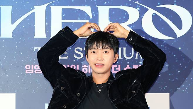 가수 임영웅이 지난해 8월22일 오후 서울 CGV 용산아이파크몰에서 열린 '임영웅│아임 히어로 더 스타디움' 무대인사에 참석해 포즈를 취하고 있다. /사진=뉴스1