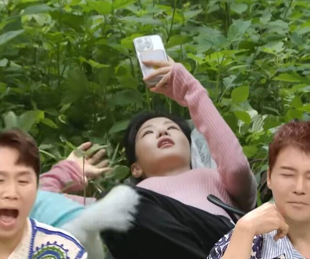 이세희가 니트를 입고 풀숲에 드러누워 모두를 놀라게 했다. / MBC '전지적 참견 시점'