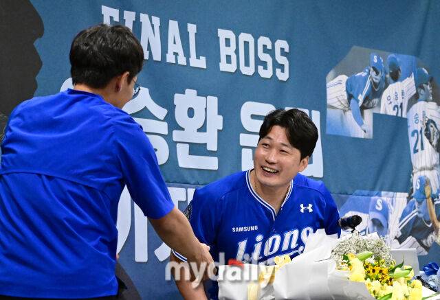 2025년 8월 7일 오후 인천 오라카이 송도파크 호텔에서 삼성 라이온즈 오승환 은퇴 기자회견이 열렸다. 오승환은 한미일 통산 549세이브를 기록한 한국 최고의 마무리 투수다. KBO리그에서 427세이브, 일본에서 80세이브, 메이저리그에서 42세이브를 기록했다. 오승환이 환하게 웃으며 은퇴 기자회견을 마치고 있다./마이데일리