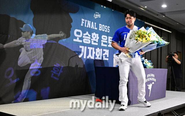 2025년 8월 7일 오후 인천 오라카이 송도파크 호텔에서 삼성 라이온즈 오승환 은퇴 기자회견이 열렸다. 오승환은 한미일 통산 549세이브를 기록한 한국 최고의 마무리 투수다. KBO리그에서 427세이브, 일본에서 80세이브, 메이저리그에서 42세이브를 기록했다. 오승환이 은퇴 기자회견을 마치고 퇴장하고 있다./마이데일리