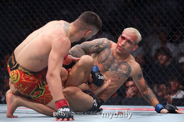 토푸리아와의 지난 경기에서 실신 KO패를 당한 올리베이라. /게티이미지코리아