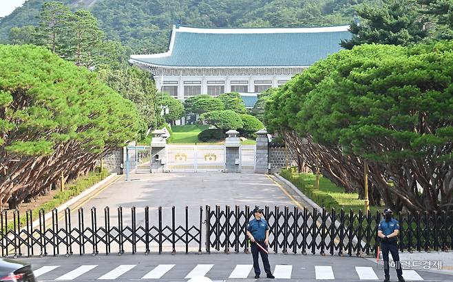 대통령 집무실 청와대 이전을 앞두고 1일부로 청와대 일반 관람이 전면 중단됐다. 지난 2022년 5월 10일 윤석열 정부에서 민간에 개방한 이후 약 3년 2개월 만이다. 정부는 시설 개·보수와 보안 점검 등을 거친 뒤 올해 안에 대통령 집무실을 용산에서 청와대로 다시 이전할 계획이다. 1일 오전 서울 종로구 청와대 본관 입구에서 경찰들이 경계근무를 서고 있다. 임세준 기자