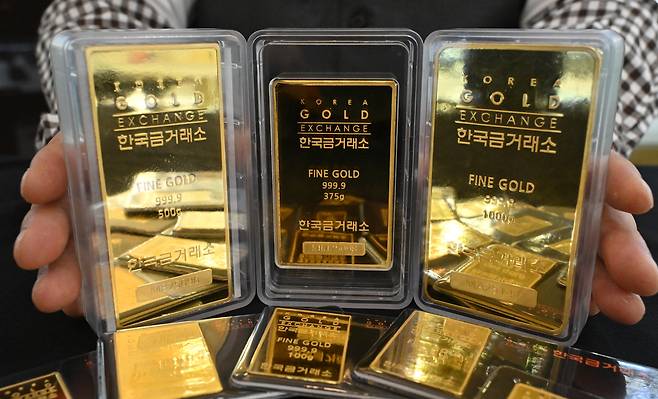 서울 종로구 한국금거래소에서 직원이 골드바 제품을 선보이고 있다. [헤럴드DB]