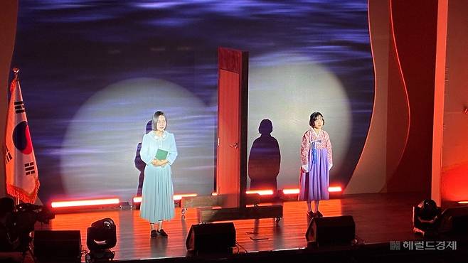 14일 오전 서울 중구 안중근의사기념관에서 열린 2025 일본군 ‘위안부’ 피해자 기림의 날 기념식에서 공연이 펼쳐지고 있다. 안효정 기자.