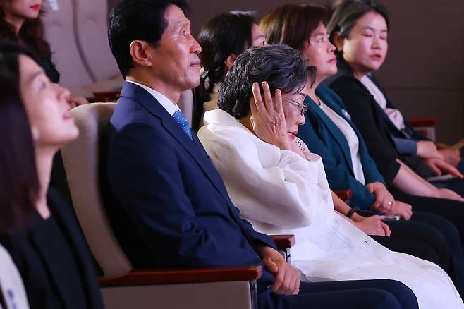 일본군 위안부 피해자 이용수 할머니가 14일 서울 중구 안중근의사기념관에서 열린 ‘2025 일본군 위안부 피해자 기림의 날’ 기념식에서 공연을 보며 생각에 잠겨 있다. [연합]