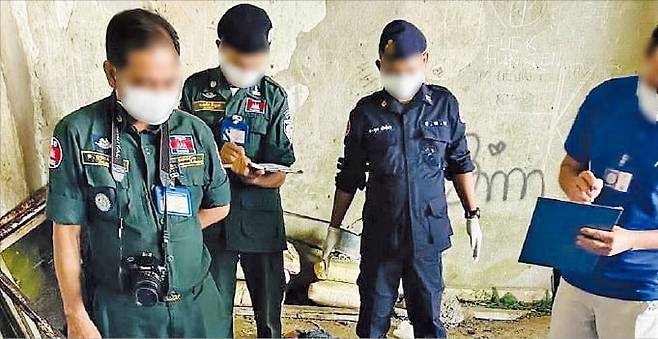 지난 6일 캄보디아 캄포트주 보코산 지역의 한 범죄단지에서 현지 수사당국 관계자들이 박모씨 사망 현장을 살펴보고 있다. [SNS 캡처]