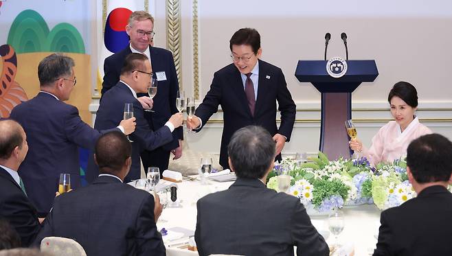 이재명 대통령이 15일 청와대 영빈관에서 열린 ‘대통령의 초대, 주한외교단 만찬’에서 건배하고 있다. 이날 행사에는 주한외교단을 비롯해 이 대통령 특사단 단장, 국회 외통위 위원, 관계부처 장관, 경제단체장 등이 참석했다. [연합]