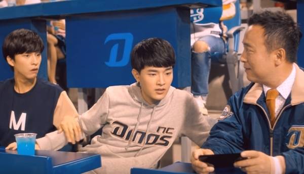 김택진 엔씨소프트 대표(오른쪽)가 자사 게임 광고에 등장한 모습 [엔씨 유튜브]