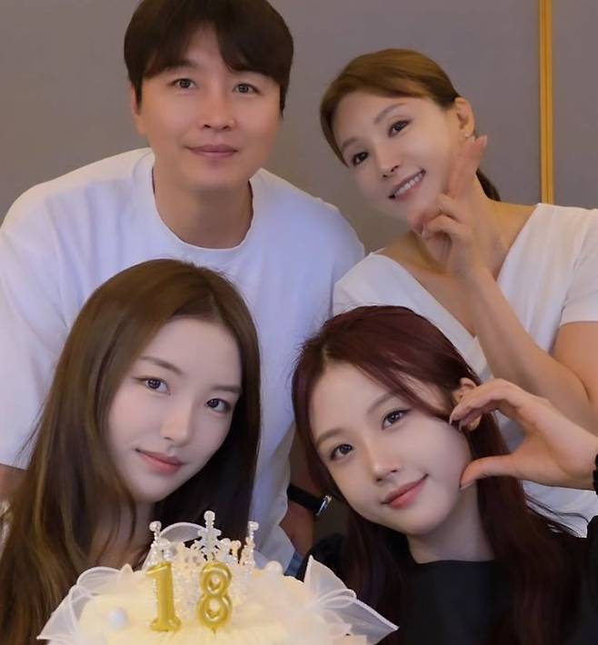 [서울=뉴시스] 이동국, 이수진 부부와 쌍둥이 딸 이재시, 이재아의 모습. (사진=이수진 인스타그램 캡처) 2025.08.14. photo@newsis.com *재판매 및 DB 금지