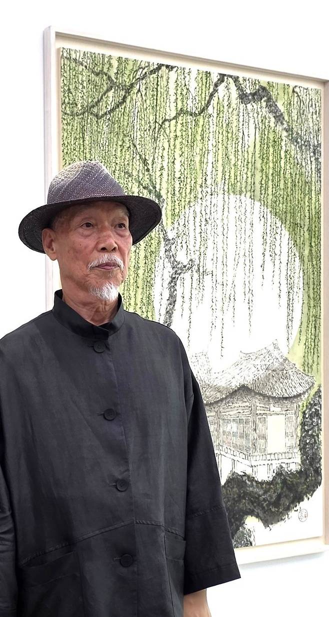 [사진=박현주 미술전문기자]14일 대구 리안갤러리에서 박대성 화백이 연초록 능수버들 작품 앞에서 포즈를 취했다. 2025.08.14. hyun@newsis.com *재판매 및 DB 금지