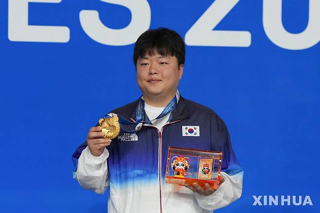 [청두=신화/뉴시스] 조명우(1위)가 14일(현지 시간) 중국 쓰촨성 청두에서 열린 제12회 월드게임 당구 남자 캐롬 3쿠션에서 우승, 시상대에 올라 금메달을 들고 포즈를 취하고 있다. 조명우는 결승전에서 사메 시돔(8위·이집트)을 40-22로 꺾고 한국 당구 최초로 월드게임 금메달을 목에 걸었다. 2025.08.15.