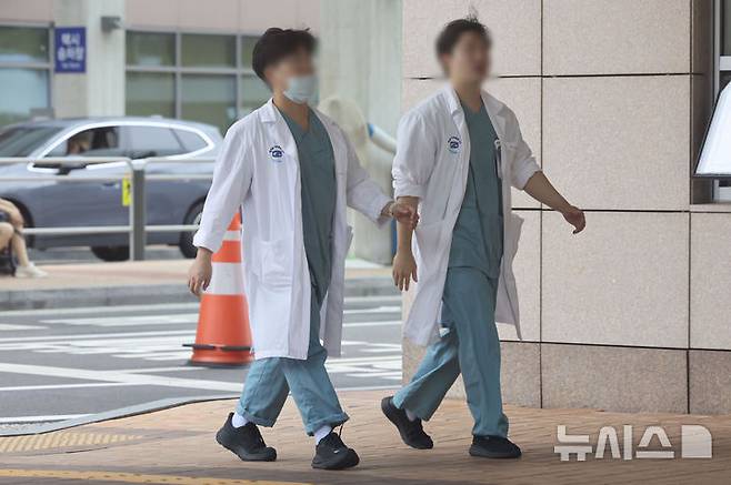 [서울=뉴시스] = 권창회 기자 = 현장 복귀를 희망하는 사직 전공의 등을 대상으로 한 하반기 전공의 모집이 오는 29일까지 전국 수련병원별로 진행된다. 사진은 11일 서울 시내 대학병원에서 의료진들이 이동하는 모습. 2025.08.11. kch0523@newsis.com