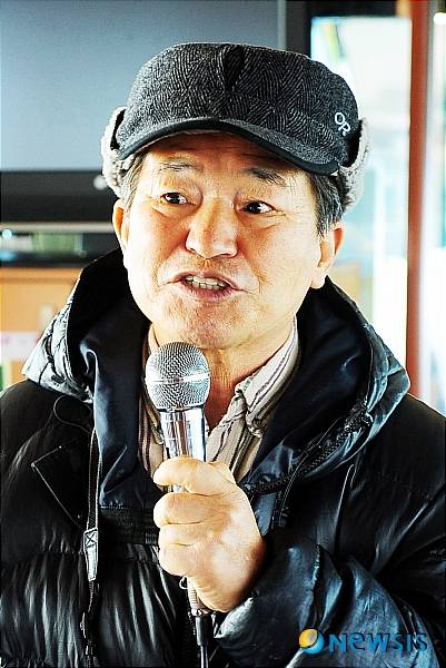 【서울=뉴시스】김인철 인턴기자 = 매서운 한파가 기승을 부리는 7일 오후 현대아산 주최로 열린 '새박사 윤무부 교수와 함께하는 한강철새탐조유람선'에서 윤무부 교수가 인사말을 하고 있다. yatoya@newsis.com