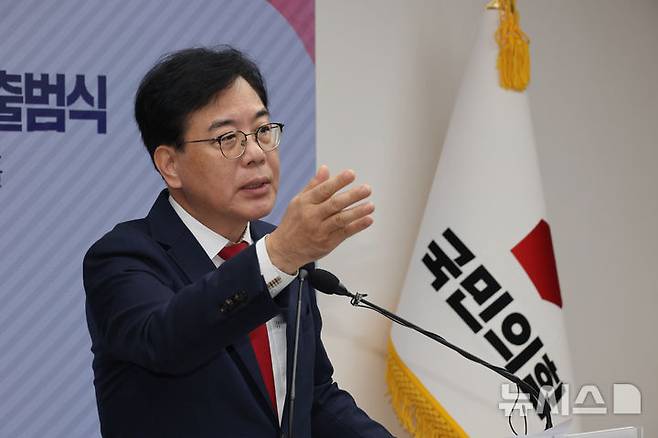 [서울=뉴시스] 김명년 기자 = 송언석 국민의힘 비상대책위원장 겸 원내대표가 15일 오후 서울 여의도 국민의힘 중앙당사에서 열린 2025 원외당원협의회 운영위원장 협의회 출범식에서 발언하고 있다. 2025.08.15. kmn@newsis.com