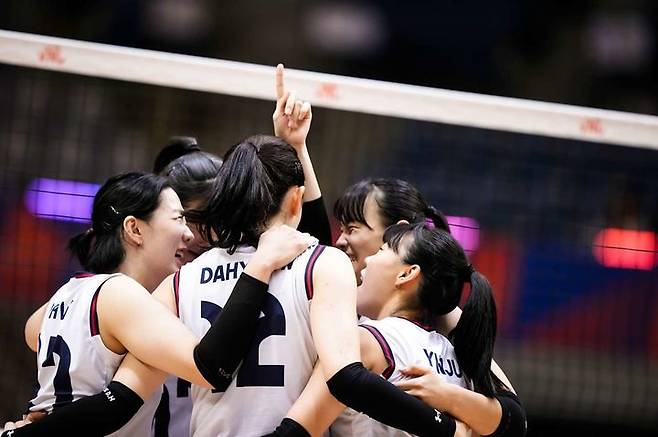 [서울=뉴시스] 한국 여자배구 선수단이 12일 일본 지바에서 열린 2025 국제배구연맹(FIVB) 발리볼네이션스리그(VNL) 3주 차 불가리아와의 경기에서 득점에 성공한 뒤 환호하고 있다. (사진=국제배구연맹 홈페이지 캡처) 2025.07.12. *재판매 및 DB 금지