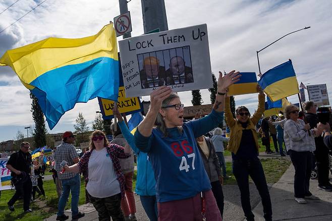 [앵커리지=AP/뉴시스] 도널드 트럼프 미국 대통령과 블라디미르 푸틴 러시아 대통령의 회담을 앞둔 14일(현지 시간) 미 알래스카주 앵커리지에서 우크라이나 국기를 든 시위대가 구호를 외치고 있다. 미-러 정상은 15일 오전 11시30분(한국시간 16일 오전 4시30분)에 엘먼도프-리처드슨 합동기지에서 회담한다. 2025.08.15.