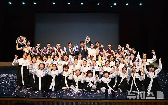 [부천=뉴시스] 정일형 기자 = 조용익 부천시장이 15일 ‘부천시 광복 80주년 경축식’ 뮤지컬에 참여한 배우들과 기념사진을 촬영하고 있다. (사진=부천시 제공)