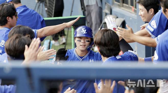 [서울=뉴시스] 최동준 기자 = 1일 서울 송파구 잠실야구장에서 열린 2025 KBO리그 삼성 라이온즈와 LG 트윈스의 경기, 3회초 1사 3루 상황 삼성 디아즈의 적시타 때 득점한 박승규가 동료들과 하이파이브하고 있다. 2025.06.01. photocdj@newsis.com