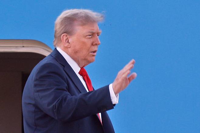 [앤드루스합동기지=AP/뉴시스] 도널드 트럼프 미국 대통령이 2025년 8월 15일 금요일 메릴랜드주 앤드루스 합동기지에서 에어포스원에 탑승하며 손을 흔들고 있다. 2025.08.15.