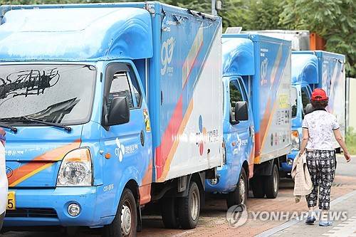 오늘은 택배 쉽니다 (서울=연합뉴스) 강민지 기자 = 택배 기사 휴무일 '택배 없는 날'인 지난 14일 서울의 한 택배 터미널에 배송 차량이 주차돼 있다. 2025.8.14 mjkang@yna.co.kr